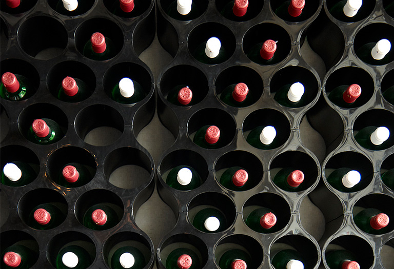 Imagen de botellero para aprender a conservar el vino en casa