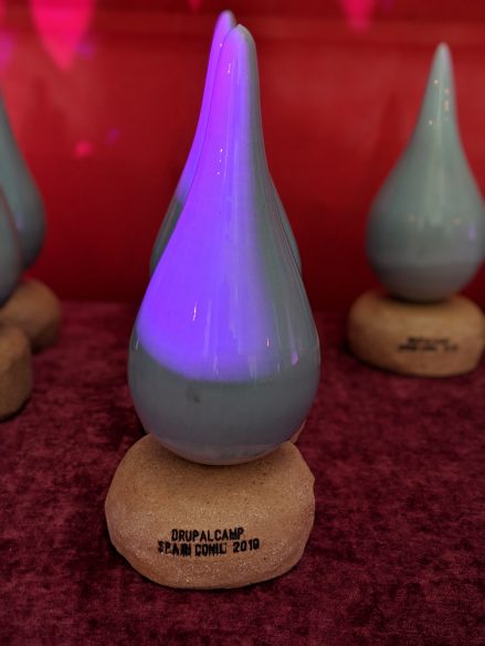 Gota azul de cerámica artesanal sobre base de madera.