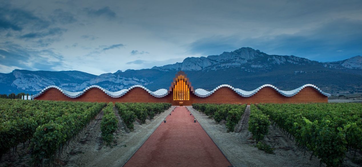 Fachada exterior de Bodegas Ysios en Rioja Alavesa, edificio diseñado por el arquitecto Santiago Calatrava