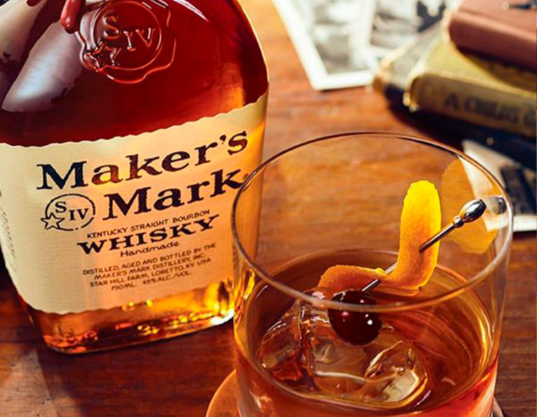 Botella de Maker's Mark con un manhattan