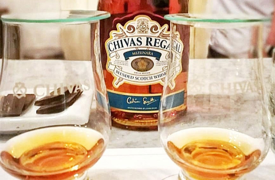 Chivas Regal con dos vasos