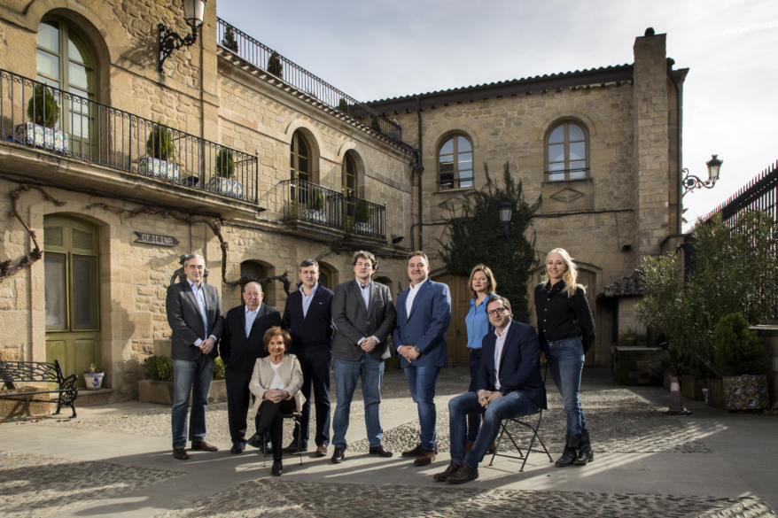 La familia Muga al completo posando en el patio de la bodega