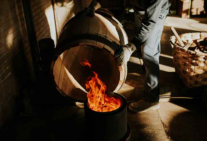 Tonelero de Muga creando una barrica de roble