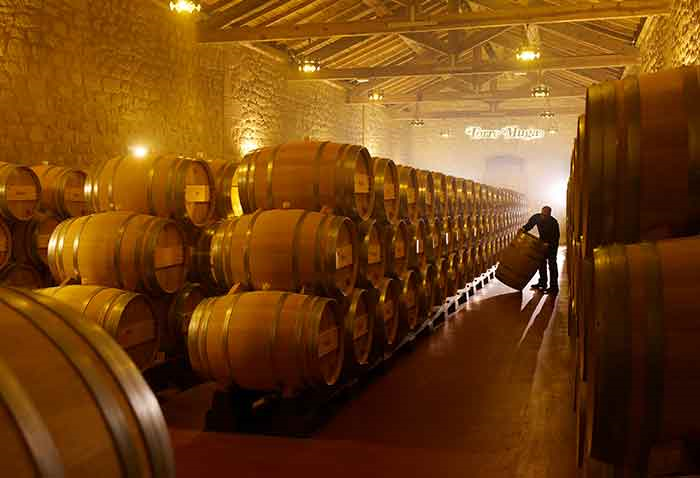 Sala de barricas para el envejecimiento de los vinos en el interior de Bodegas Muga
