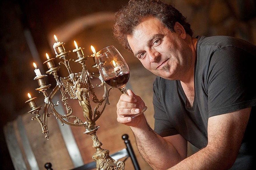 Vigil degustando una copa de vino
