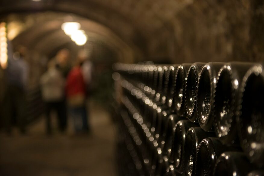 Botellas en rima en el interior de la cava de la bodega.