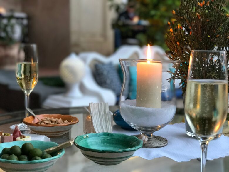 Mesa con copas de champagne