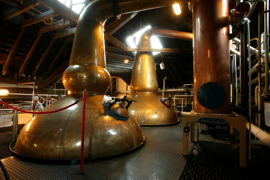 Alambiques de cobre tipo pot still donde se destilan los whiskies de Chivas Regal