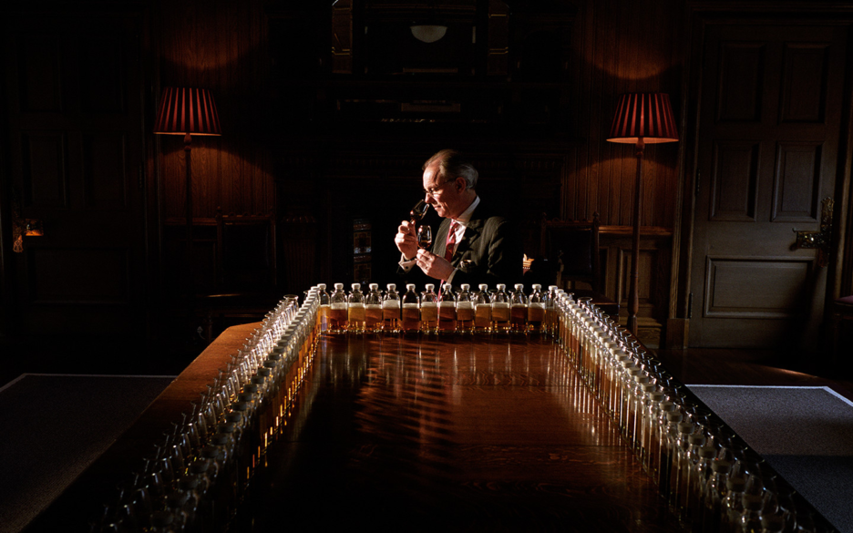 El maestro destilador de The Glenlivet catando whisky