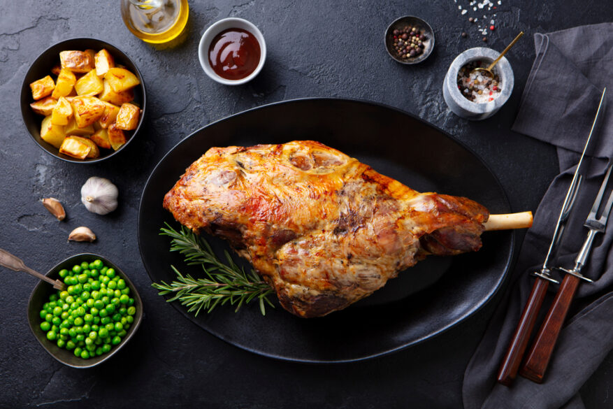 Maridajes navideños regionales: Foto de una pata de lechazo asada con patatas y verduras