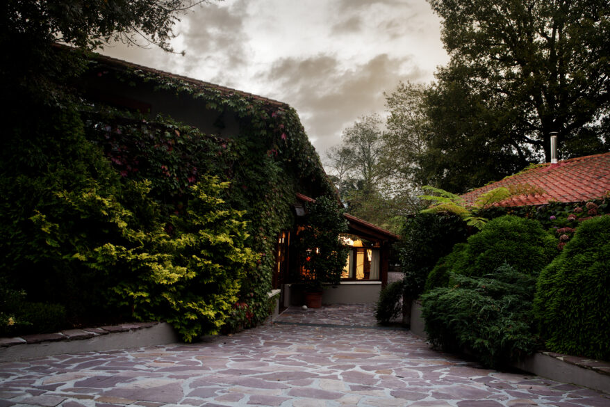 Vistas de la entrada a Mugaritz (dos estrellas Michelin), en Rentería (Guipúzcoa)