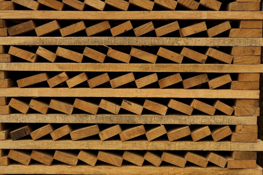 Tablas de roble en proceso de secado natural, un trabajo paciente que lleva de dos a cinco años en el patio de la tonelería.