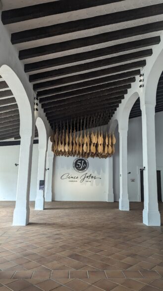 Patio de Cinco Jotas donde antiguamente se hacía la curación del jamón.
