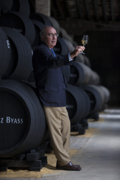 Antonio Flores observando el color y limpieza de una copa de fino en la sala de criaderas y soleras de González Byass.
