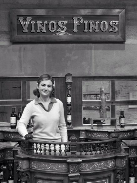 María José López de Heredia en el despacho de vinos de la bodega familiar en Haro.