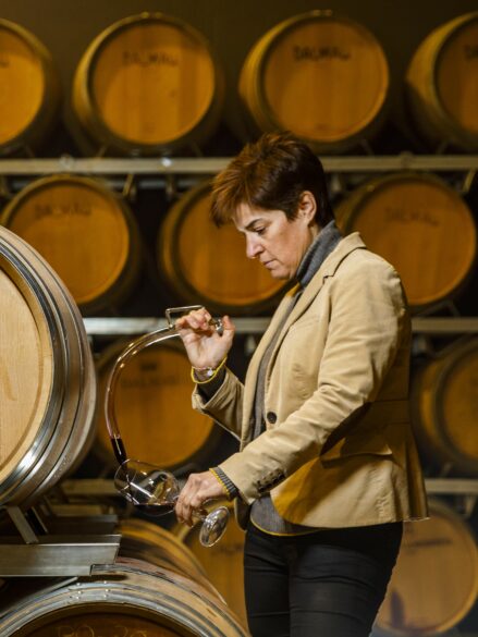 María Vargas extrayendo vino directo de una barrica de Pazo Barrantes.