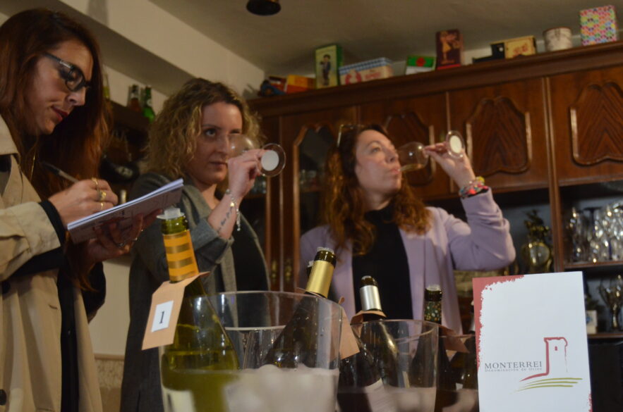 El equipo catando en el primer túnel de vinos
