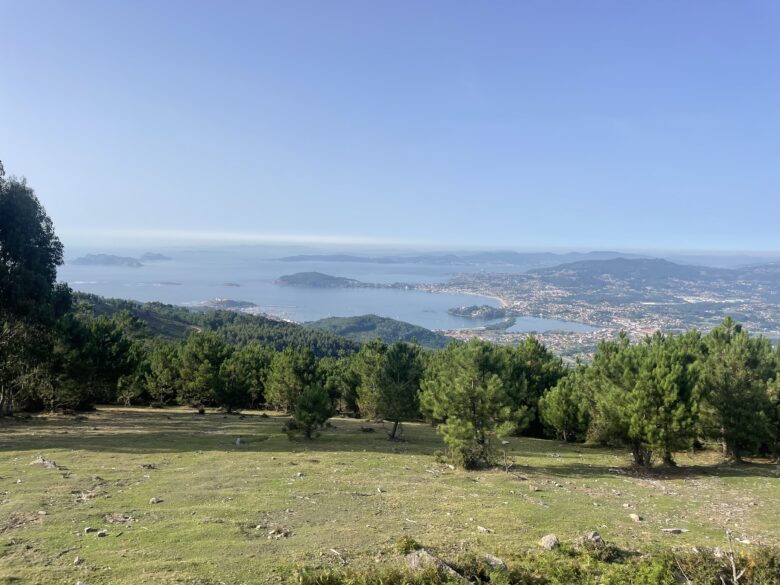 Vista de la ría de Vigo desde un mirador un día de verano.