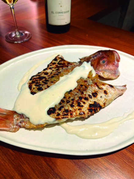 Plato de pargo a la brasa de Señor Cangrejo.