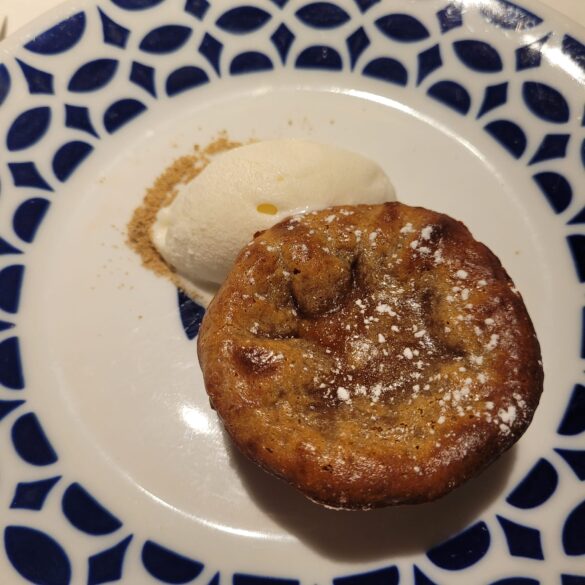 Postre de coulant de avellana con helado de nata
