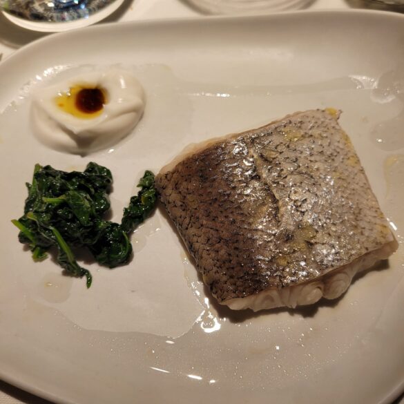 Plato de merluza al vapor con pil-pil de limón y espinacas