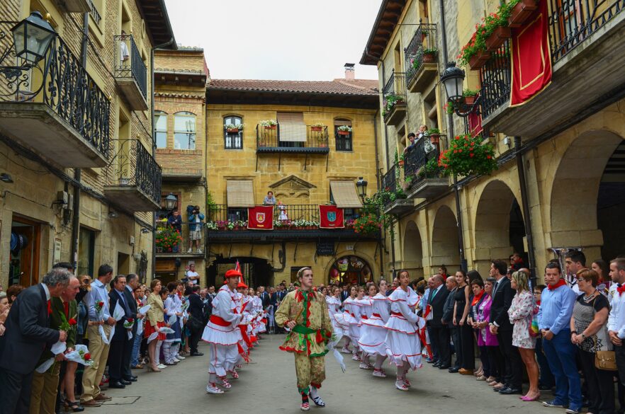 Imagen de un grupo de bailarines en las fiestas de San Juan y San Pedro