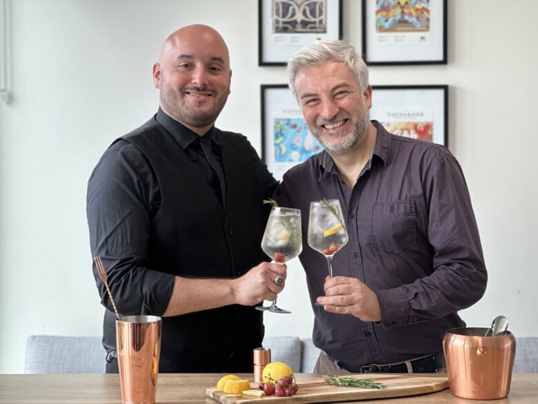 Nuestro compañero Alberto Horrillo a la derecha de la imagen junto al bartender chileno
