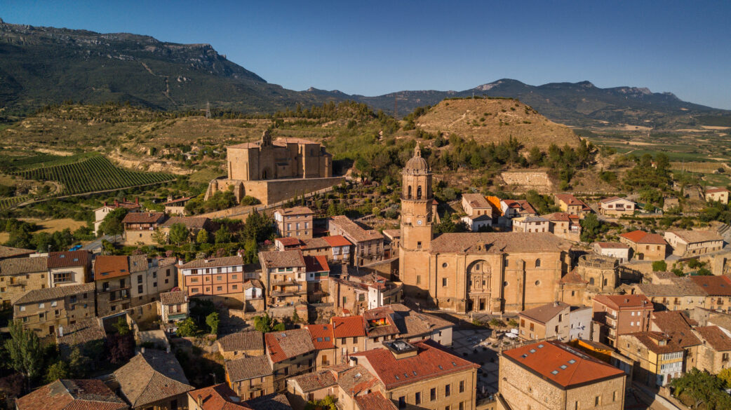 Vista aérea de Labastida con la iglesia como protagonista