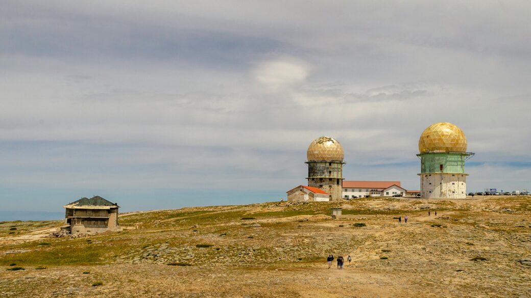 Torre, en la Sierra de la Estrella. Imagen con las dos cúpulas que dan el nombre a la zona