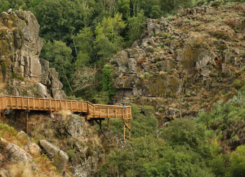 Imagen de uno de los puentes del camino en un lateral de la montaña