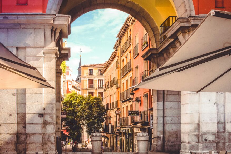 Vista desde un arco de la Plaza Mayor de Madrid 