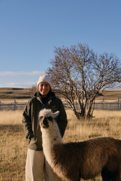 Marta Iglesias junto a una llama en uno de sus viajes internacionales.