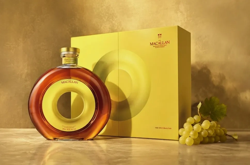 Botella y estuche de whisky The Macallan Time: Space Sherry Cask
