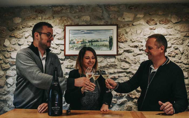Vignerons catando: Elodie, Nicolas y Hugo Servaux en la bodega familiar