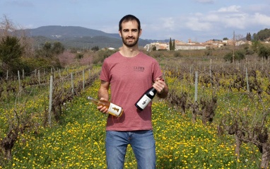Martí Torrallardona con dos botellas de su proyecto